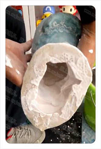 乳膠模具做石膏像娃娃灌漿(第二遍)
